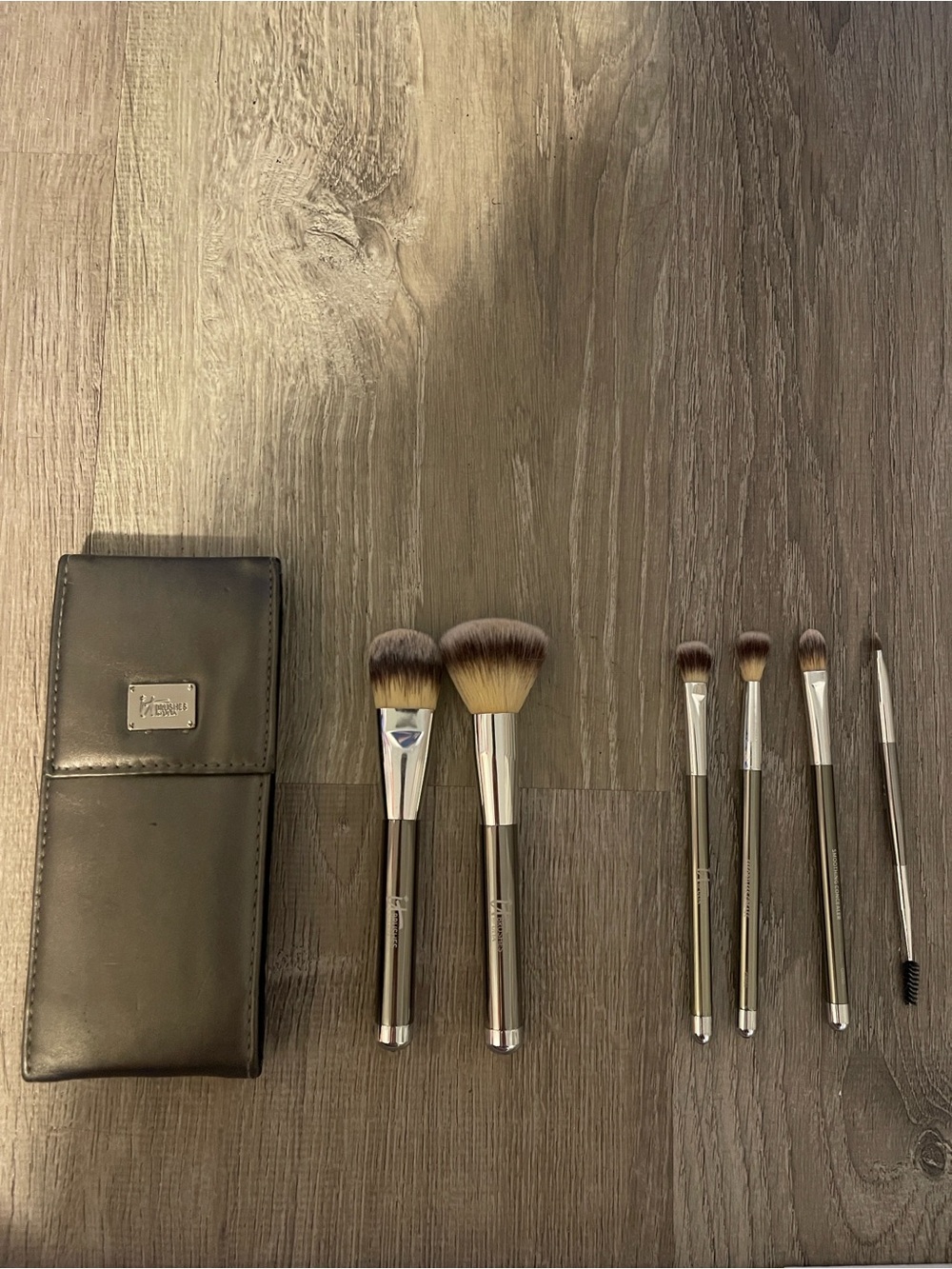 it cosmetics Makeup Brush Set with Case (6 brushes)